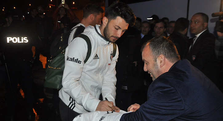 Beşiktaş, Trabzon'da çiçeklerle karşılandı