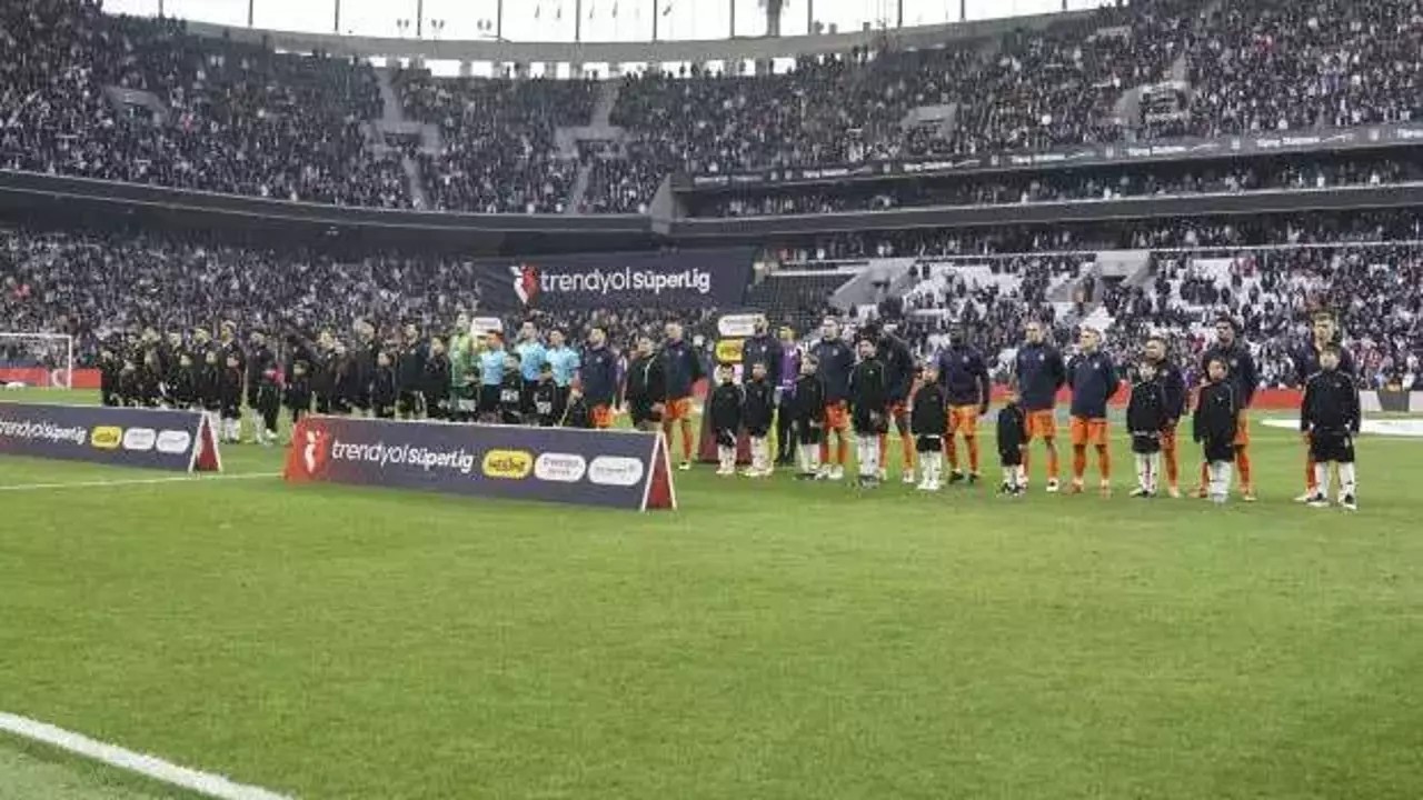 Beşiktaş tribünlerinden futbolculara sert tepki!