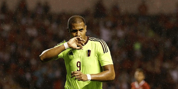 Beşiktaş ünlü golcüye mesaj yolladı