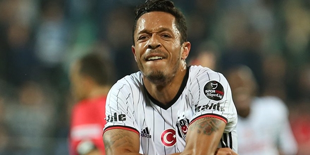 Beşiktaş'a şok! Adriano 3 hafta yok