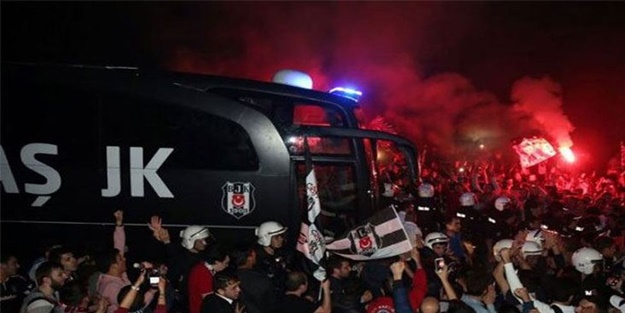 Beşiktaş'a taraftarlardan çoşkulu karşılama!