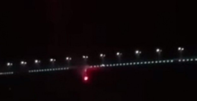 Beşiktaş'ın bayrağı bir grup Fenerbahçe taraftarı tarafından yakıldı