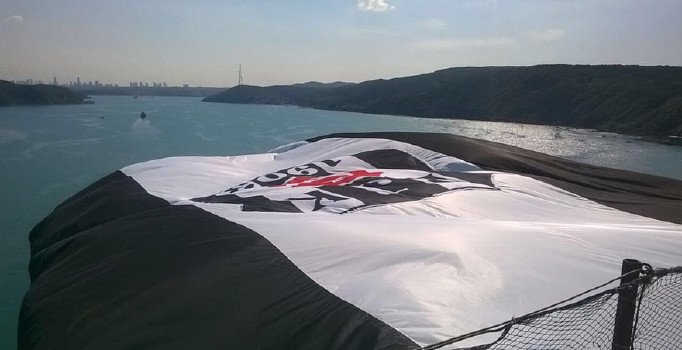 Beşiktaş'ın bayrağı İstanbul'da 3. köprüye asıldı