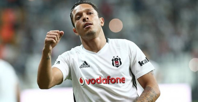 Beşiktaş'ın Brezilyalı sol beki Adriano sakatlandı