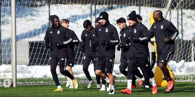 Beşiktaş'ın Galatasaray derbisi için kamp kadrosu belli oldu