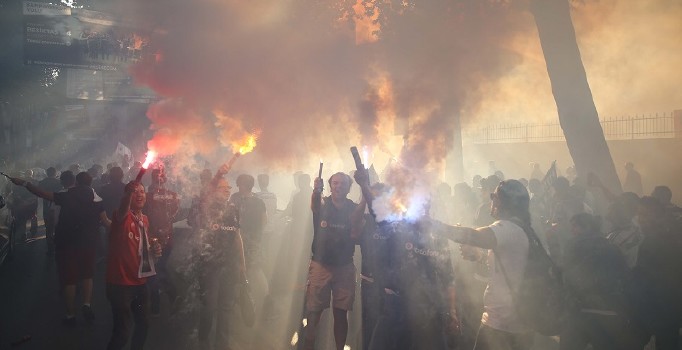 Beşiktaş'ın şampiyonluk gecesinde Galatasaray marşı çaldılar