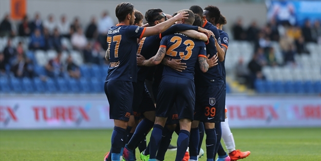 Beşiktaş'ın şansı zora girdi, Başakşehir son dakikada aldı!