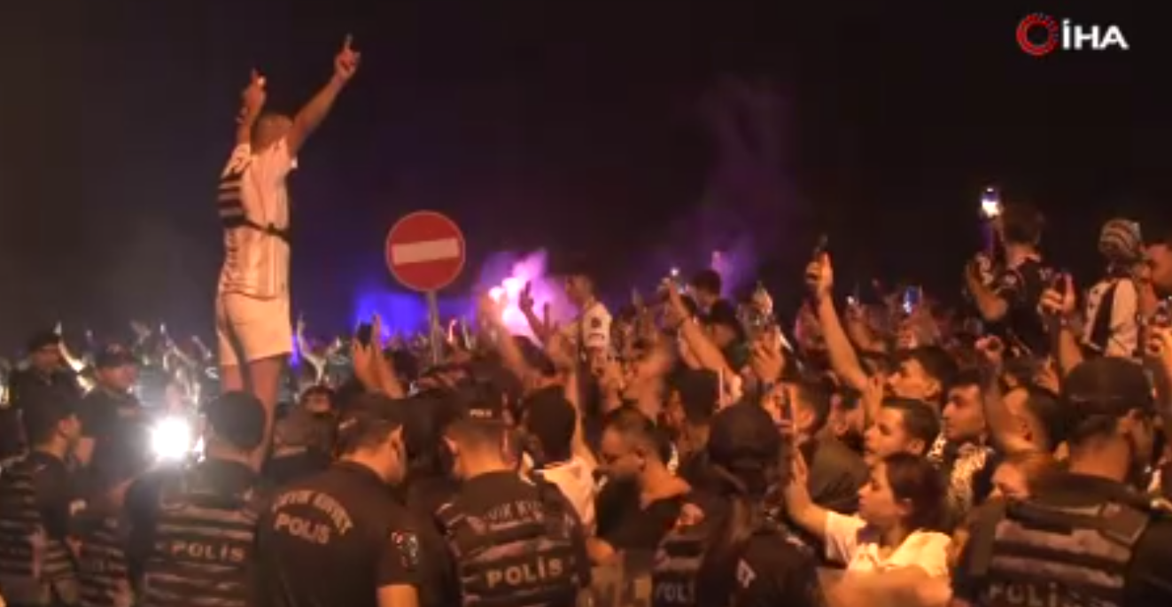 Beşiktaş'ın Süper Kupa galibiyeti taraftarlarla kutlandı