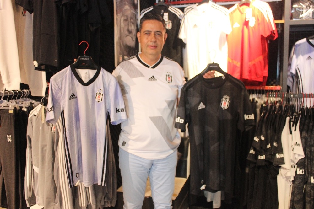 Beşiktaş’ın yeni sezon formaları Hatay’da satışa çıkarıldı 