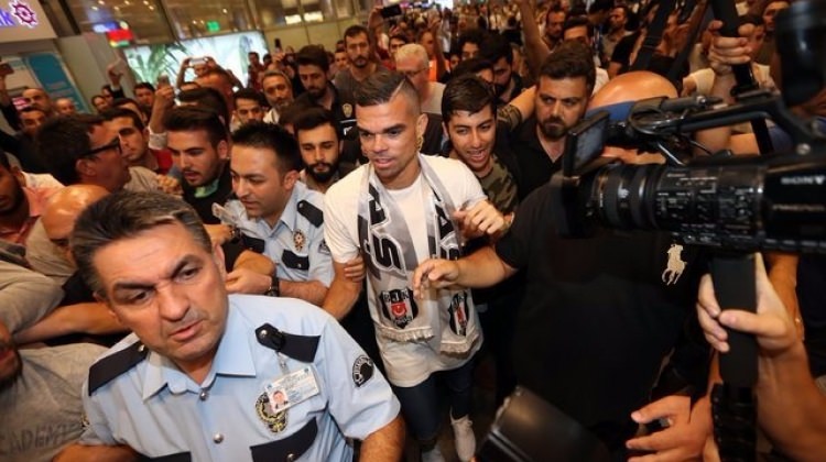 Beşiktaş'ın yeni yıldızı Pepe'yi böyle karşılandı