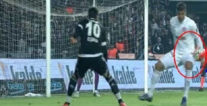 Beşiktaşlı futbolcular Diego'nun pozisyonu için penaltı itirazında bulundu