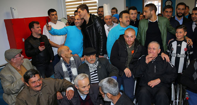 Beşiktaşlı futbolculardan anlamlı ziyaret