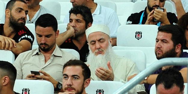 Beşiktaşlı futbolcunun babası oğlu için dua etti