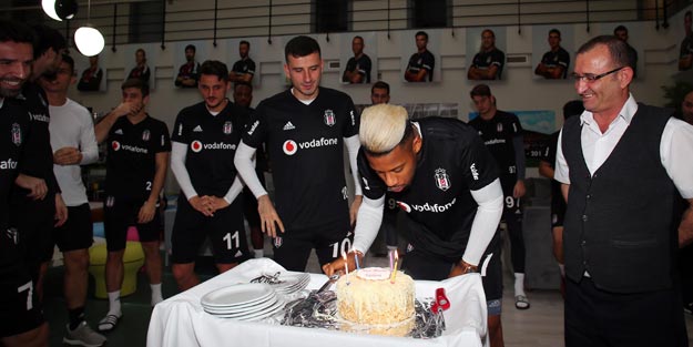 Beşiktaşlı Lens'e sürpriz doğum günü kutlaması