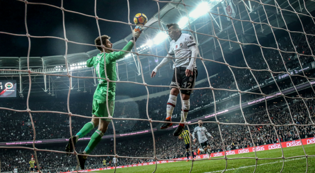 Beşiktaşlı Medel 2.10 metreye sıçrayıp çizgiden top çıkardı