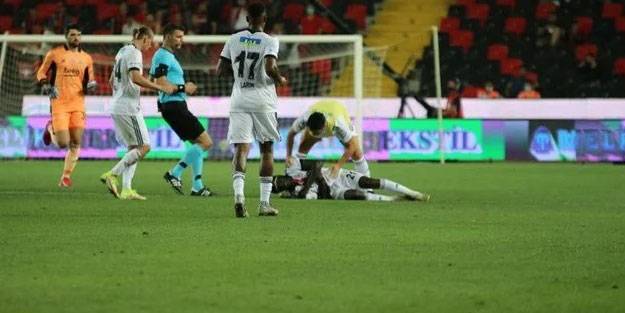 Beşiktaşlı oyuncu ambulansla sahayı terk etti