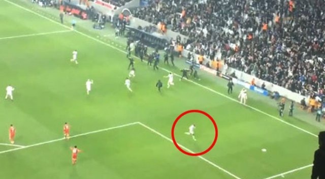 Beşiktaşlı oyuncular sevinmeye giderken Atiba...