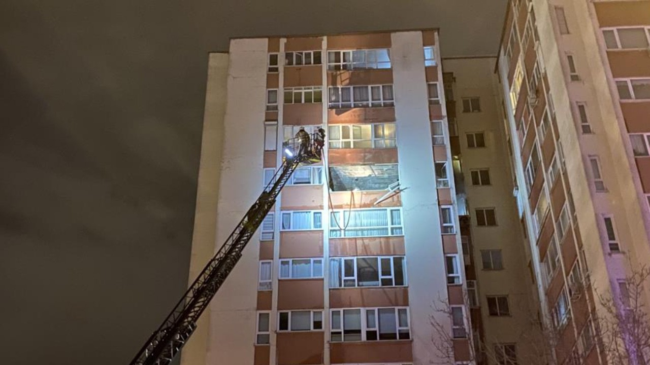 Beşiktaş’ta bir dairedeki patlama sonrası yangın çıktı