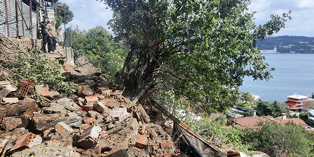 Beşiktaş'ta facianın eşiğinden dönüldü! Dev kaya evlerin arasına düştü