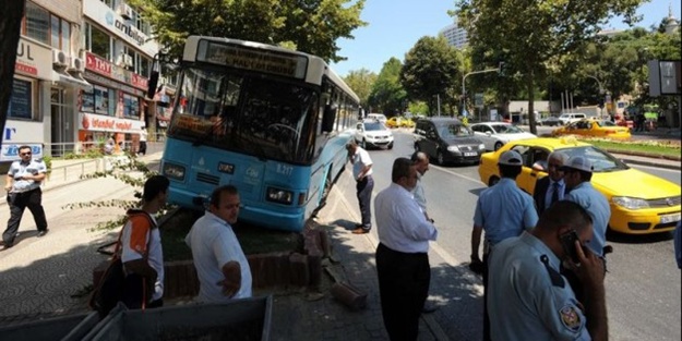  Beşiktaş'ta halk otobüsü kaldırıma çıktı