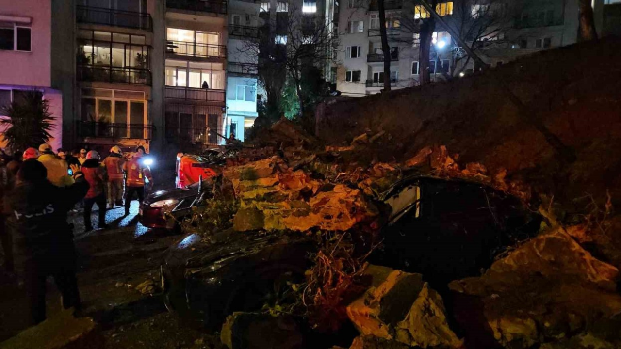 Beşiktaş’ta istinat duvarı çöktü! 8 araç enkaz altında kaldı