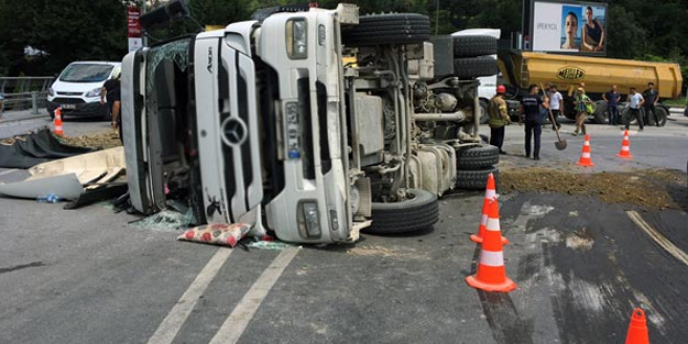 İstanbul Beşiktaş'ta kamyon devrildi! Trafik kilitlendi
