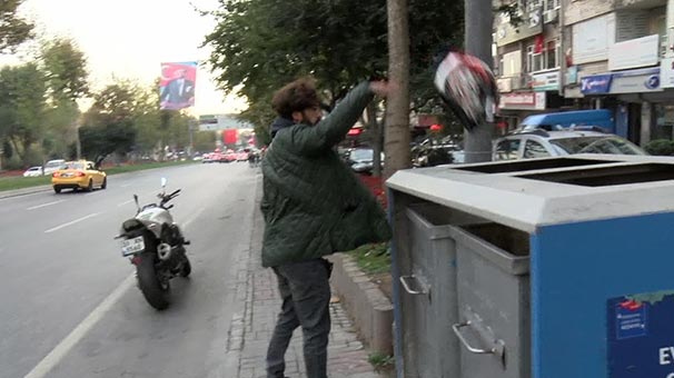 Beşiktaş'ta kaskıyla otobüsün camlarını kırdı