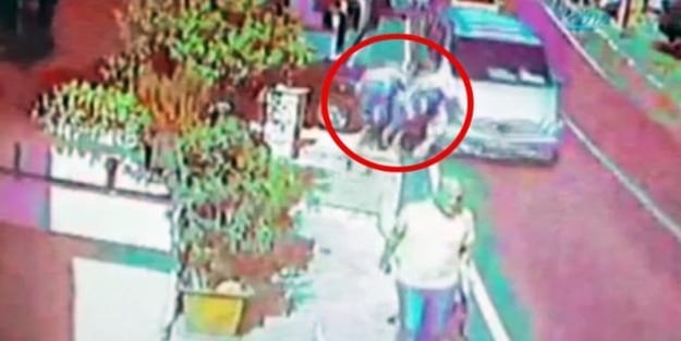 Beşiktaş'ta minibüs yayalara daldı!