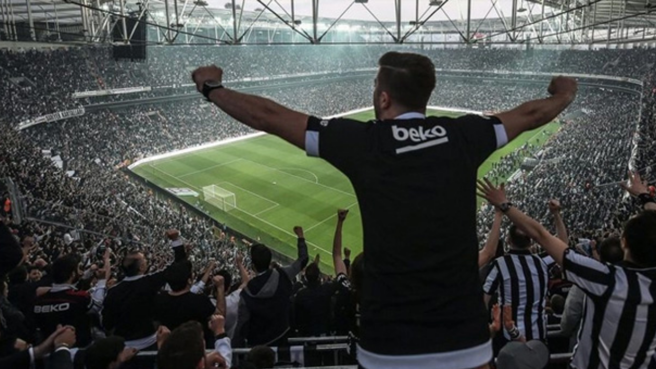 Beşiktaş'ta ortalık karıştı! Tribünler tepki gösterdi, statta anons yapıldı