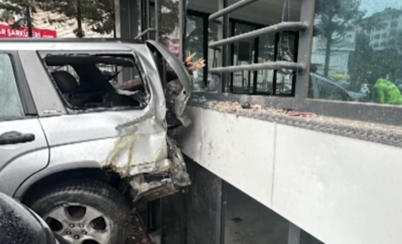 Beşiktaş’ta ‘pedal’ dehşeti: Fren yerine gaza bastı, ortalığı savaş alanına çevirdi!