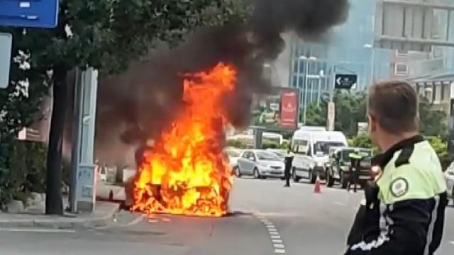 Beşiktaş'ta seyir halindeki araç alev aldı