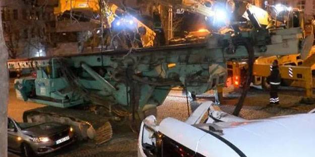 Beşiktaş'ta vinç otomobillerin üzerine devrildi