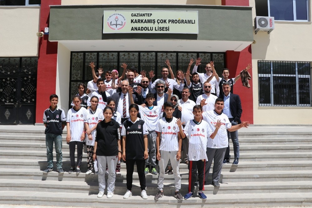 Beşiktaş’tan 350 çocuğa forma 