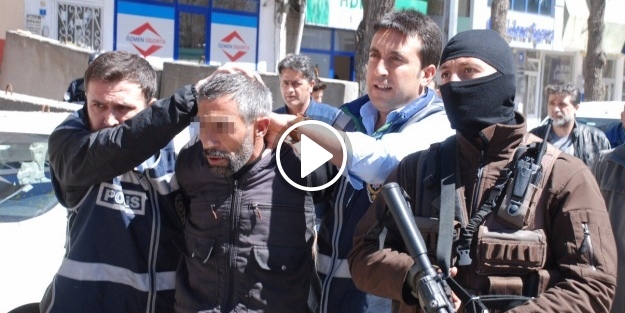Beşikte uyuyan bebeği sopayla öldürdü!