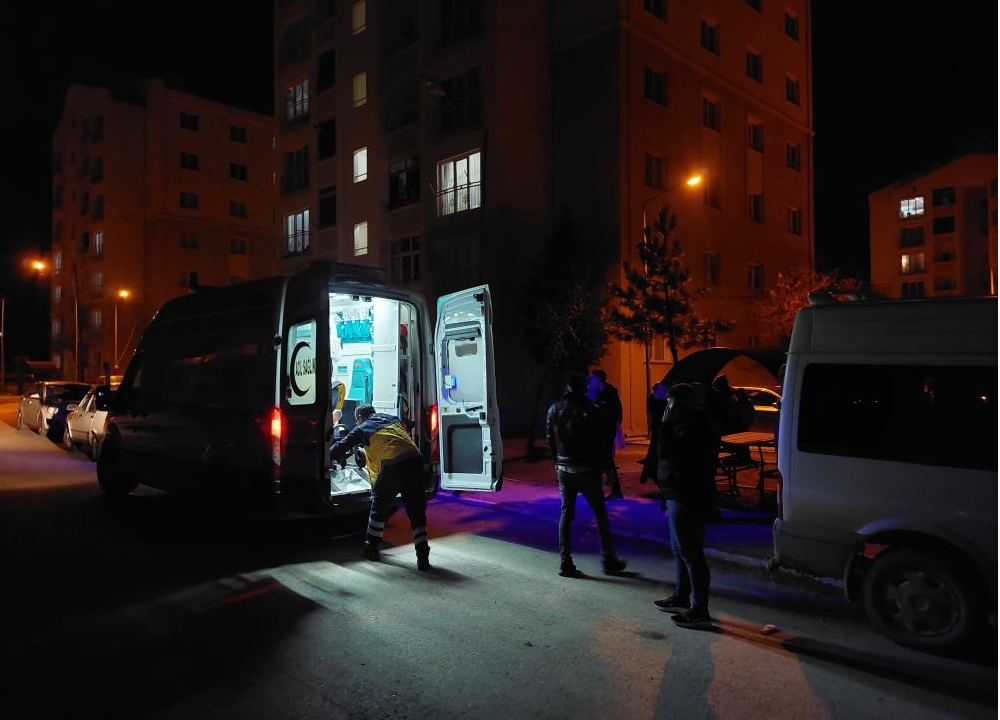 Beşinci kattaki evinin penceresinden düşen genç kadın ağır yaralandı