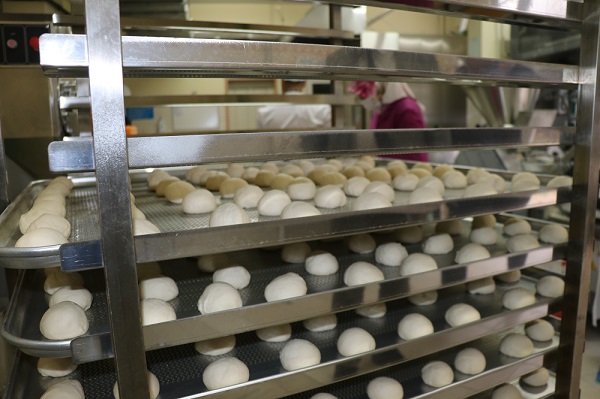 Beslenme desteği için kolları sıvadılar! Liseliler günde 10 bin ekmek üretiyor