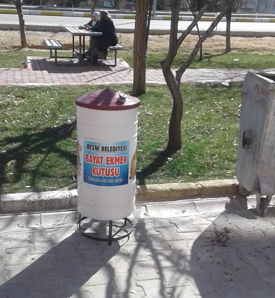 Besni Belediye bayat ekmekleri topluyor 