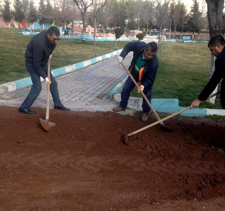 Besni Belediyesi parklarda düzenleme yaptı 