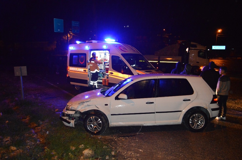 Besni’de 2 otomobil çarpıştı 