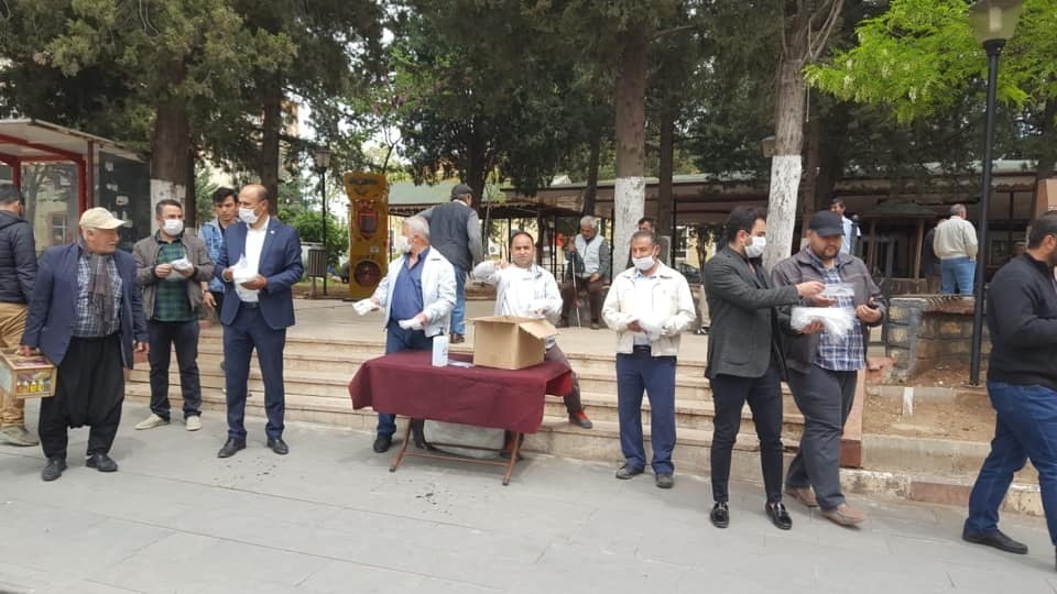 Besni’de CHP vatandaşlara ücretsiz maske dağıttı 
