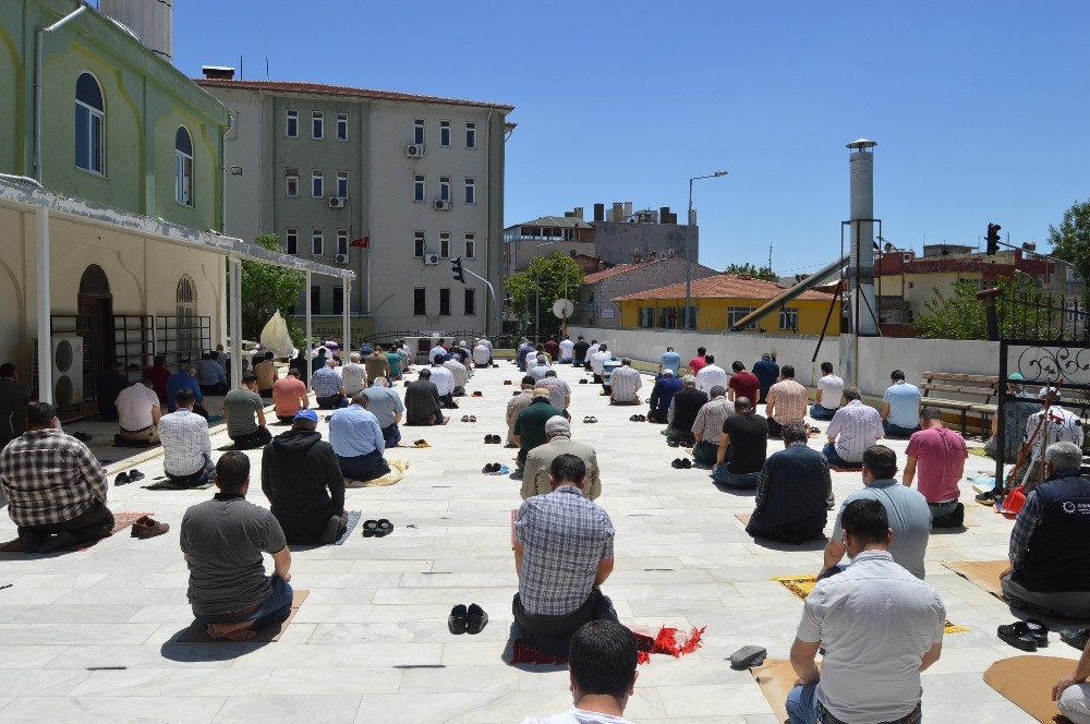 Besni’de Cuma namazı açık alanlarda kılındı 