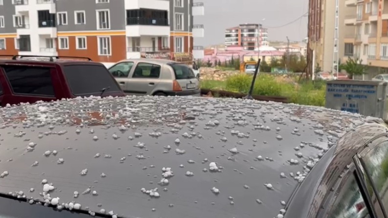 Besni'de fındık büyüklüğünde dolu etkili oldu