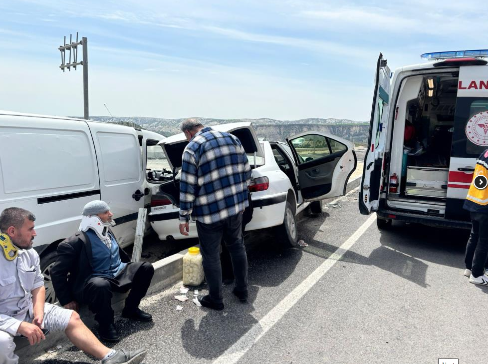 Besni’de kavşak kazası: 4 yaralı