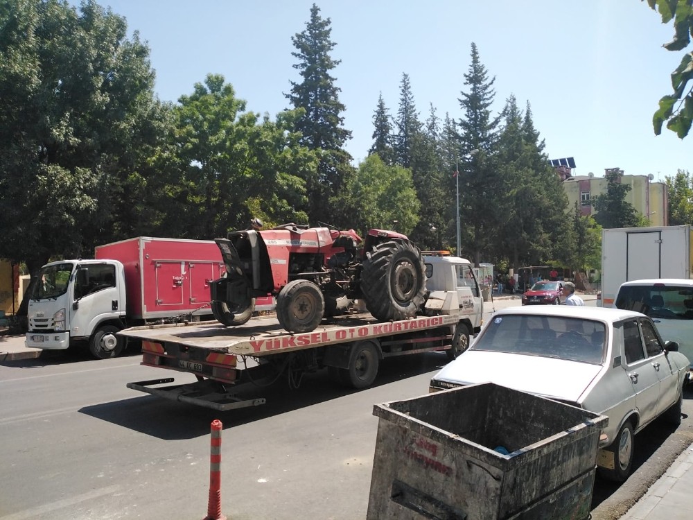 Besni’de traktör devrildi: 2 yaralı 