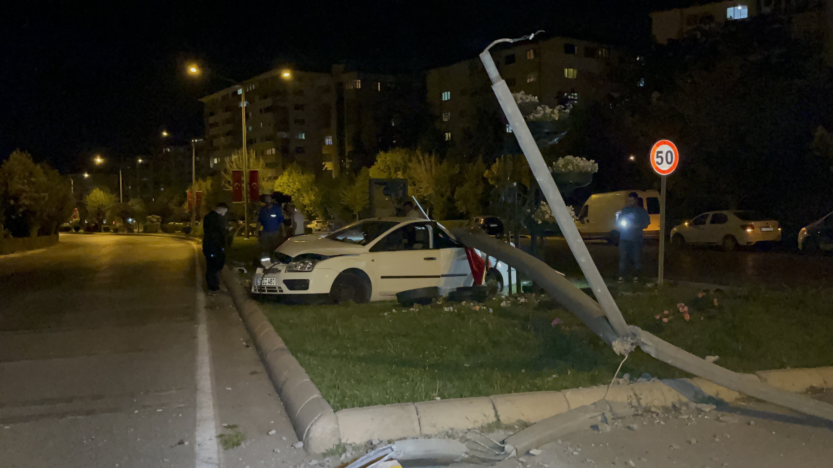 Beton aydınlatma direğine çarpan otomobildeki 3 kişi yaralandı