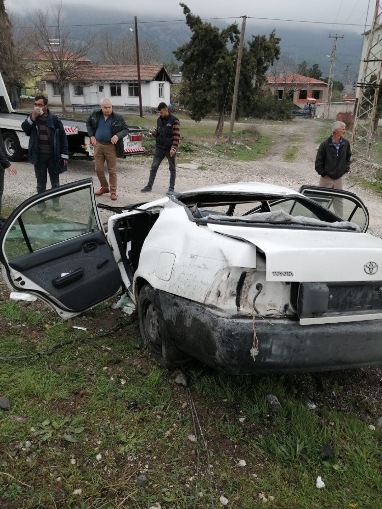 Beton bariyere çarpan araç ikiye bölündü: 4 yaralı 