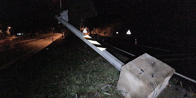 Beton bariyere çarpan otomobilin motoru yola fırladı