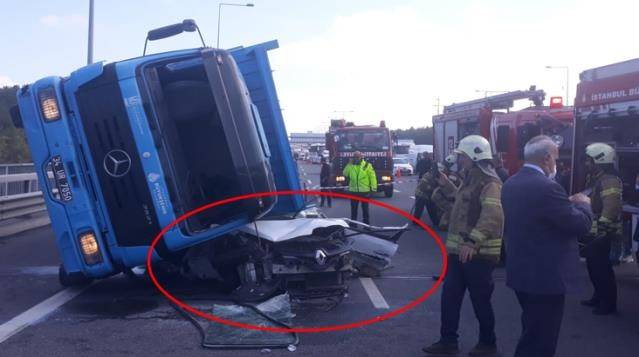 Beton blok taşıyan TIR otomobilin üzerine devrildi! Feci kaza