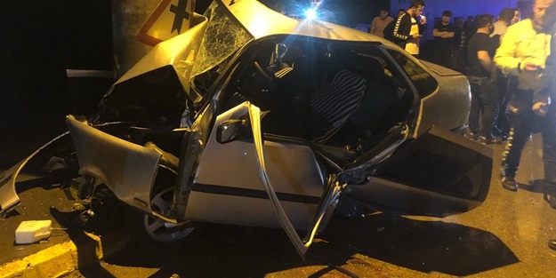 Beton direğe çarpan otomobil hurdaya döndü