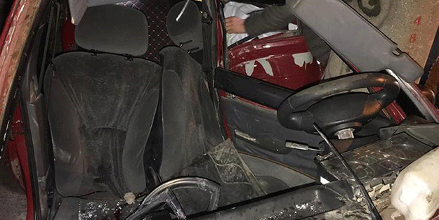 Beton direğe çarpan otomobil kağıt gibi ezildi